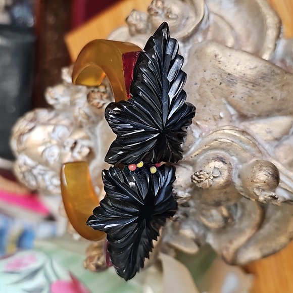 Bakelite Jewelry - Bakelite Leaf Cuff